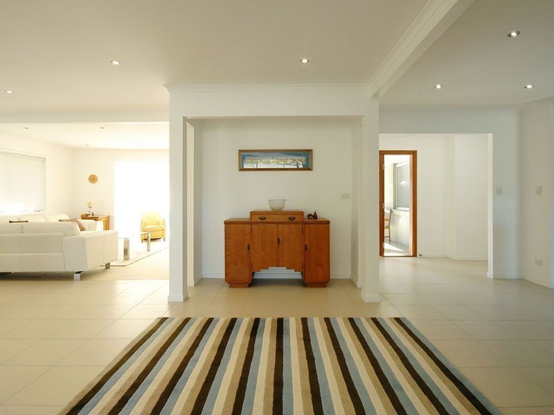 4 Grant Place, Broadbeach Waters QLD 4218