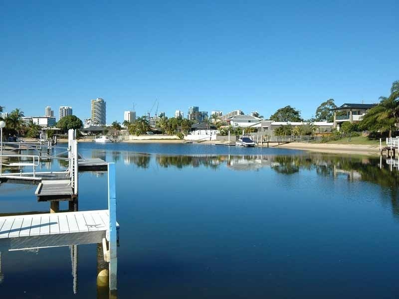 4 Grant Place, Broadbeach Waters QLD 4218