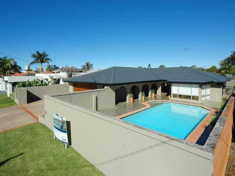 4 Grant Place, Broadbeach Waters QLD 4218