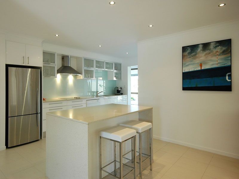 4 Grant Place, Broadbeach Waters QLD 4218