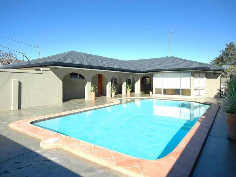 4 Grant Place, Broadbeach Waters QLD 4218