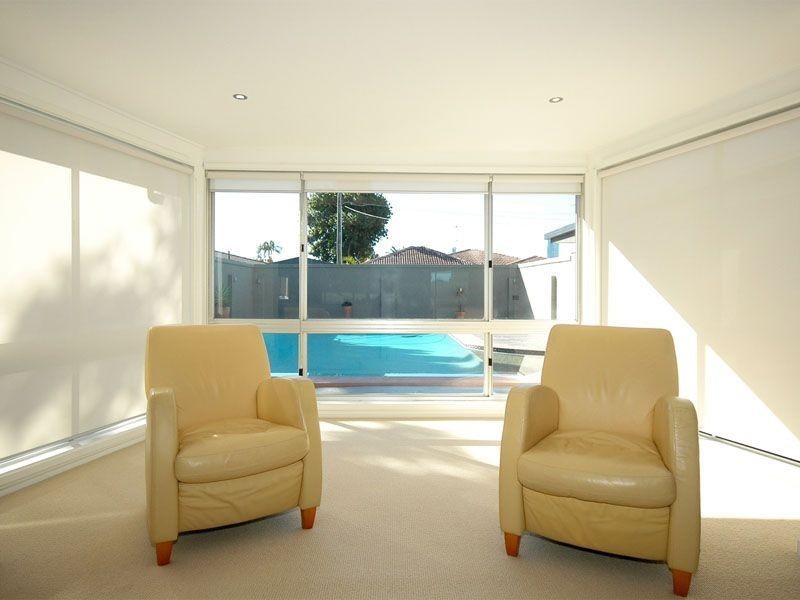 4 Grant Place, Broadbeach Waters QLD 4218