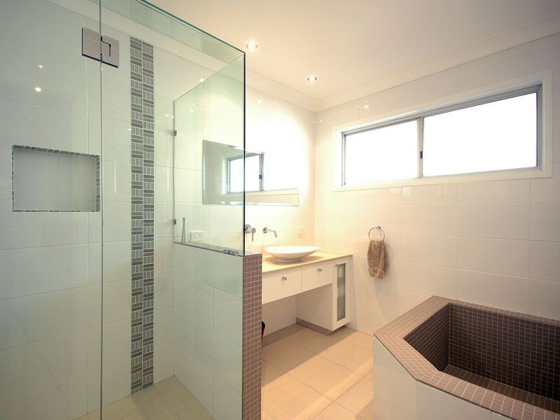 4 Grant Place, Broadbeach Waters QLD 4218