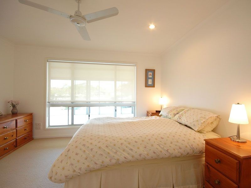 4 Grant Place, Broadbeach Waters QLD 4218