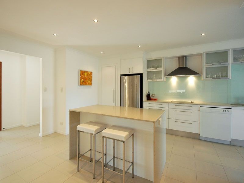 4 Grant Place, Broadbeach Waters QLD 4218