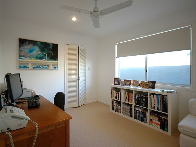 4 Grant Place, Broadbeach Waters QLD 4218