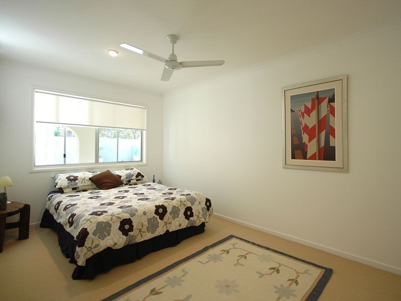 4 Grant Place, Broadbeach Waters QLD 4218