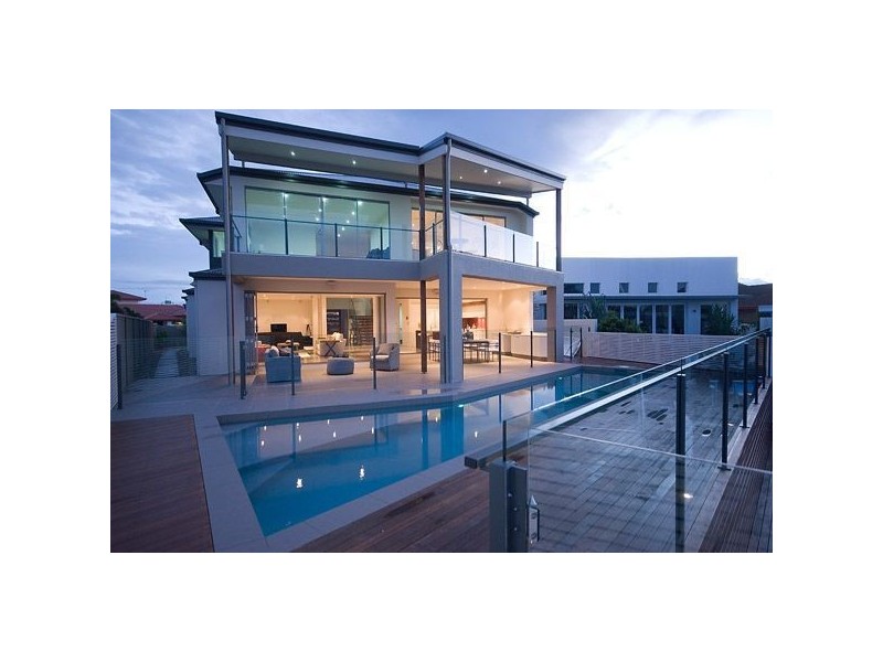 4 Rebecca Court, Broadbeach Waters QLD 4218