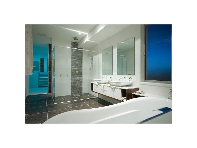 4 Rebecca Court, Broadbeach Waters QLD 4218