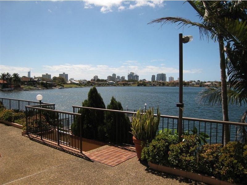 12 Lowanna Court, Mermaid Waters QLD 4218