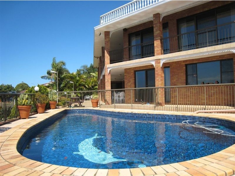 12 Lowanna Court, Mermaid Waters QLD 4218
