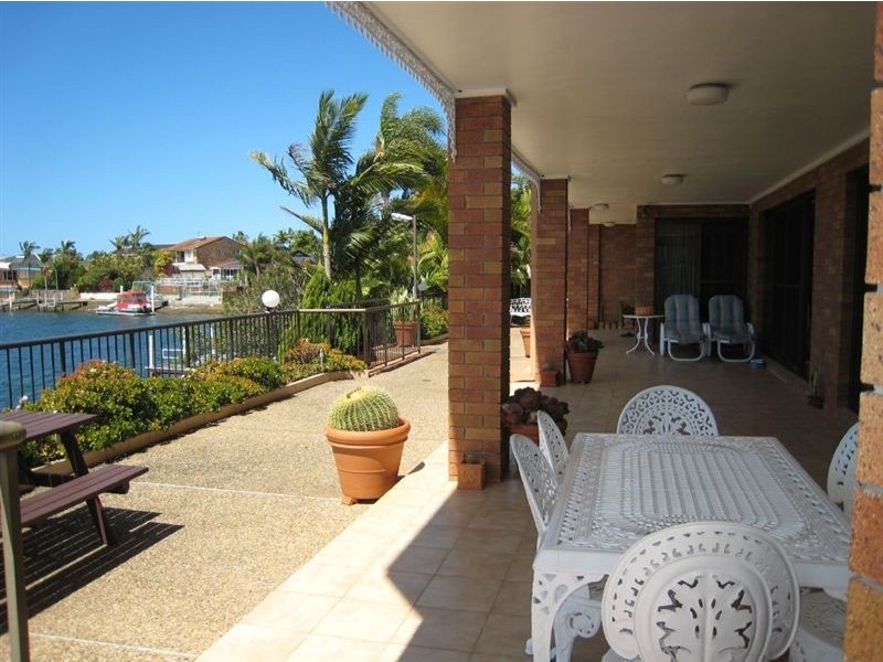 12 Lowanna Court, Mermaid Waters QLD 4218