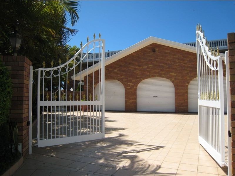 12 Lowanna Court, Mermaid Waters QLD 4218