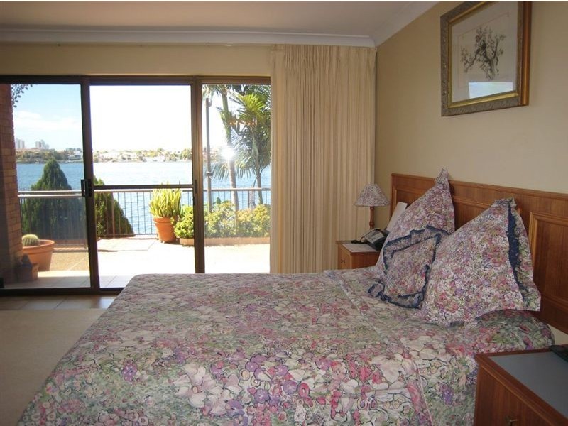 12 Lowanna Court, Mermaid Waters QLD 4218