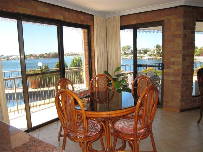 12 Lowanna Court, Mermaid Waters QLD 4218