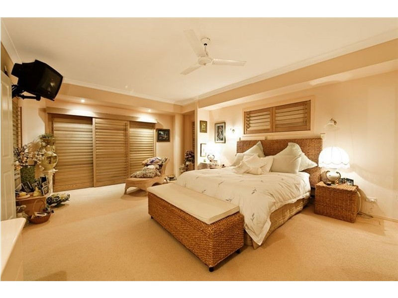 62 Clear Island Road, Broadbeach Waters QLD 4218