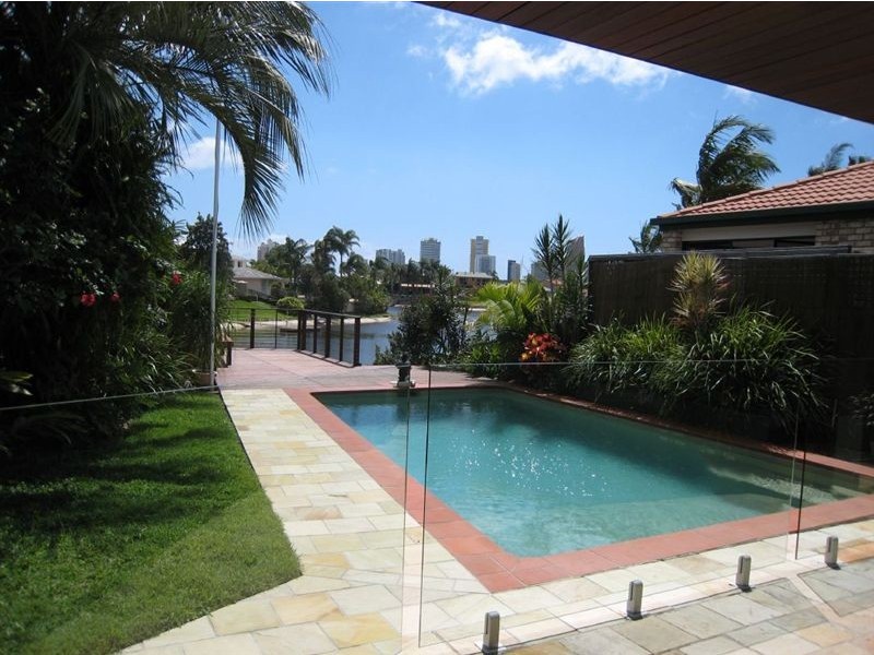 2 Seaforth Avenue, Broadbeach Waters QLD 4218