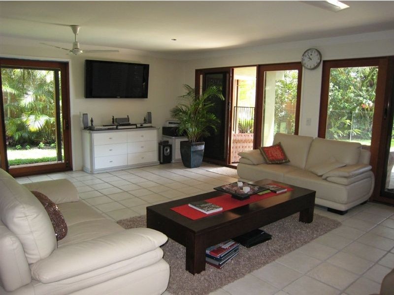 2 Seaforth Avenue, Broadbeach Waters QLD 4218