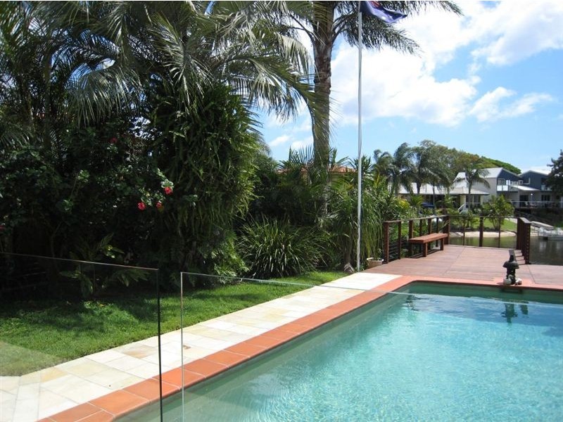 2 Seaforth Avenue, Broadbeach Waters QLD 4218