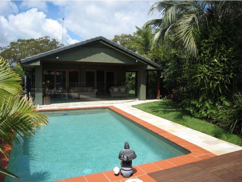 2 Seaforth Avenue, Broadbeach Waters QLD 4218