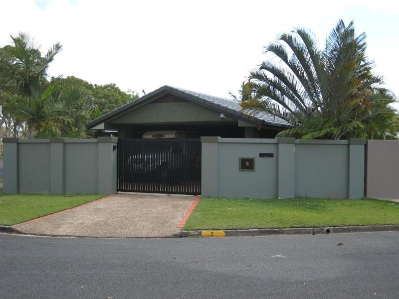 2 Seaforth Avenue, Broadbeach Waters QLD 4218