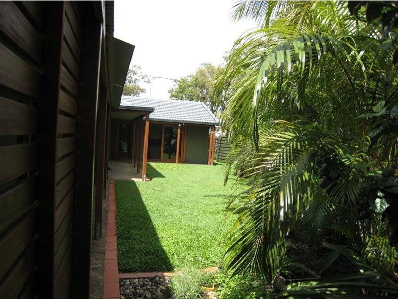 2 Seaforth Avenue, Broadbeach Waters QLD 4218