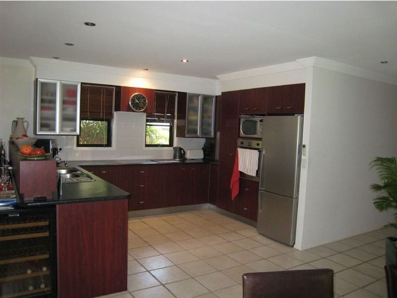 2 Seaforth Avenue, Broadbeach Waters QLD 4218