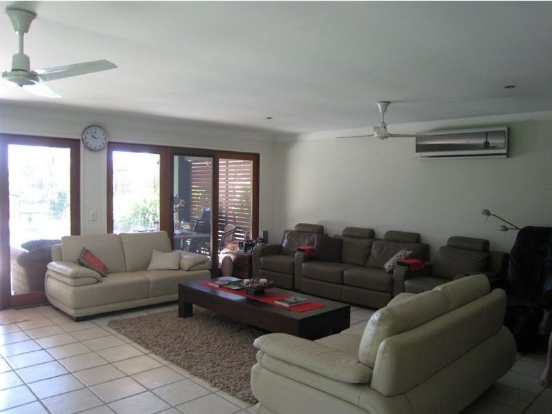 2 Seaforth Avenue, Broadbeach Waters QLD 4218