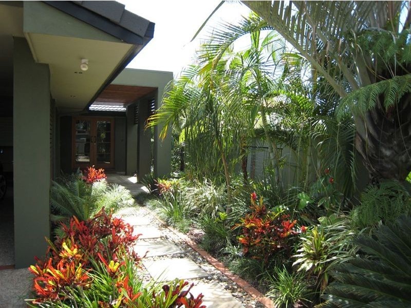 2 Seaforth Avenue, Broadbeach Waters QLD 4218