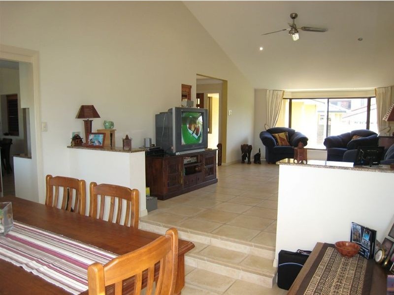 18 Pilot Court, Mermaid Waters QLD 4218