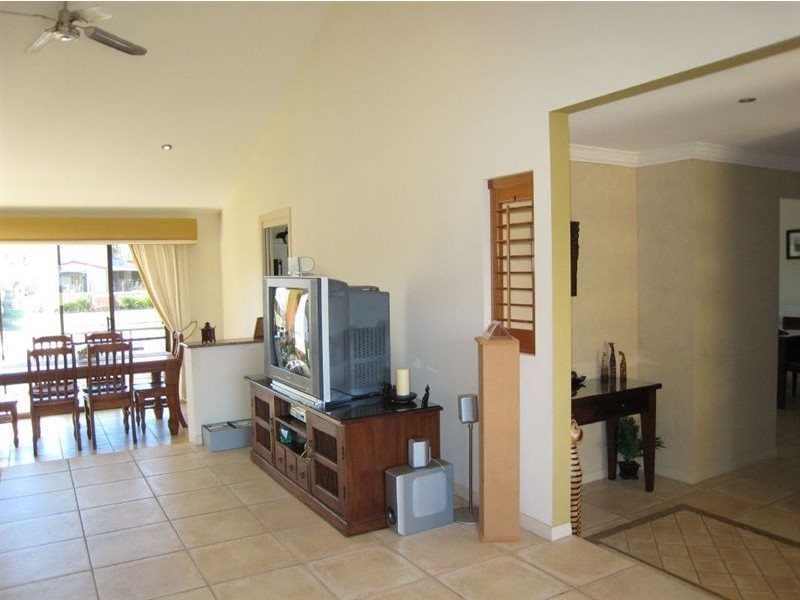 18 Pilot Court, Mermaid Waters QLD 4218