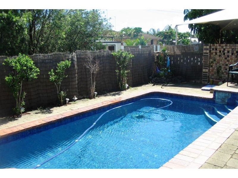 4 Pensacola Court, Broadbeach Waters QLD 4218