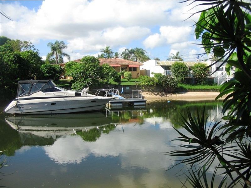 4 Pensacola Court, Broadbeach Waters QLD 4218