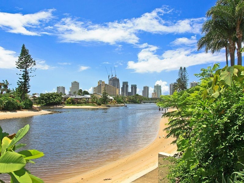 4 Rawle Court, Broadbeach Waters QLD 4218