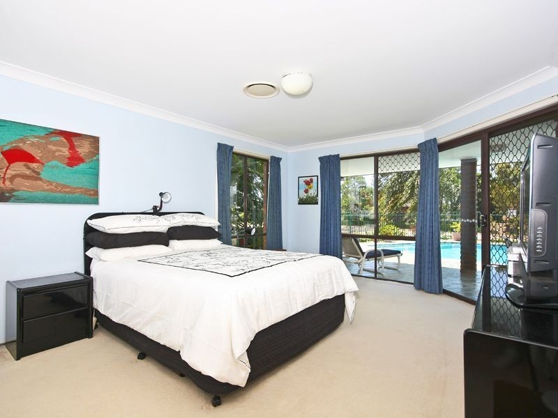 4 Rawle Court, Broadbeach Waters QLD 4218