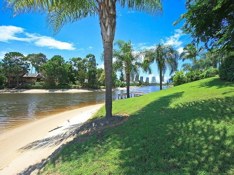 4 Rawle Court, Broadbeach Waters QLD 4218
