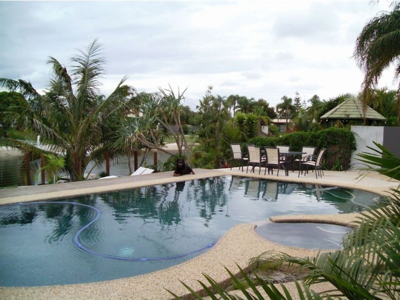 16 Sheridan Park, Broadbeach Waters QLD 4218