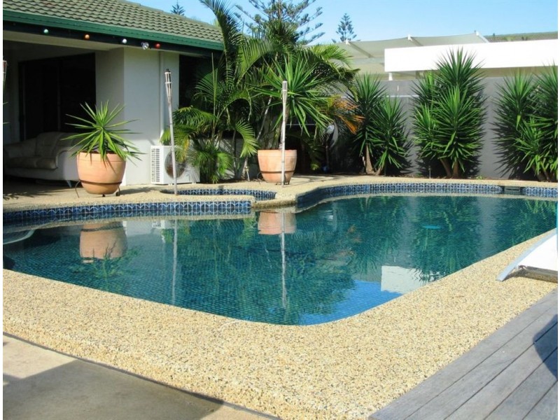 16 Sheridan Park, Broadbeach Waters QLD 4218