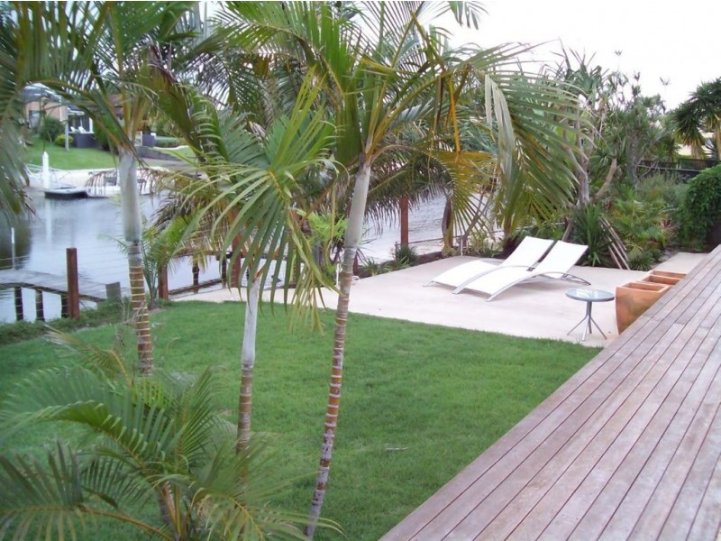 16 Sheridan Park, Broadbeach Waters QLD 4218