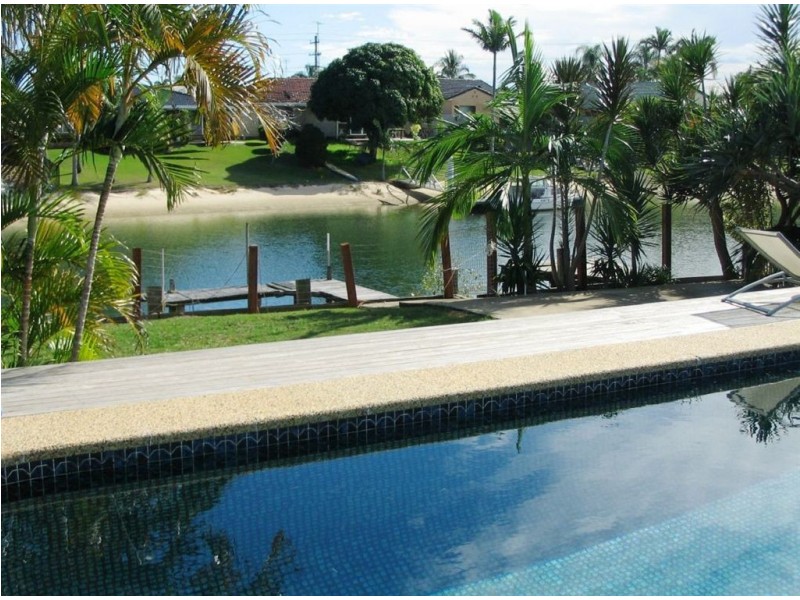 16 Sheridan Park, Broadbeach Waters QLD 4218