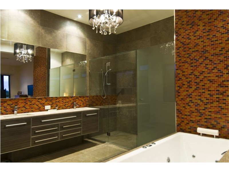 5067 Emerald Island Drive, Carrara QLD 4211