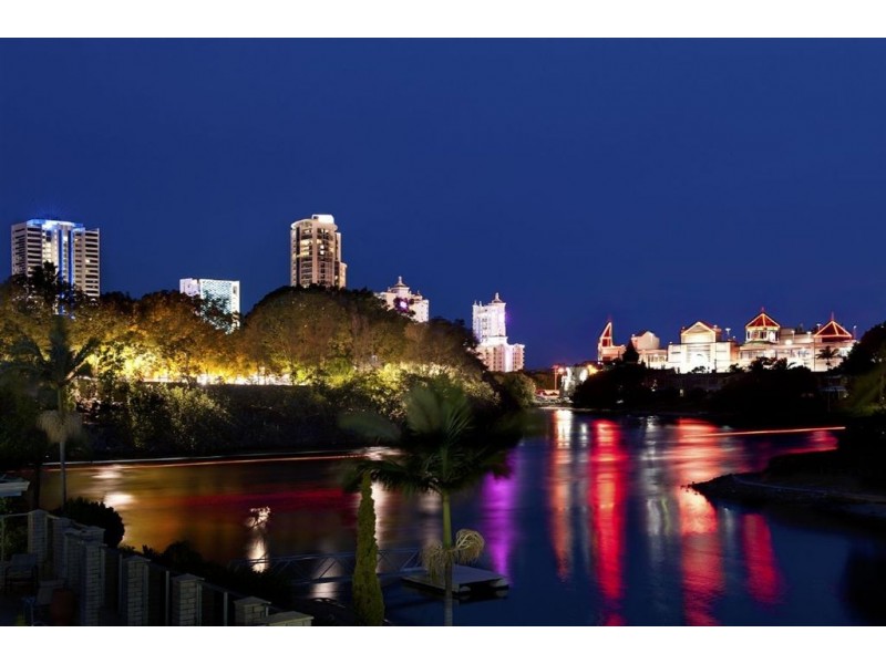 8 Merrimac Boulevard, Broadbeach Waters QLD 4218