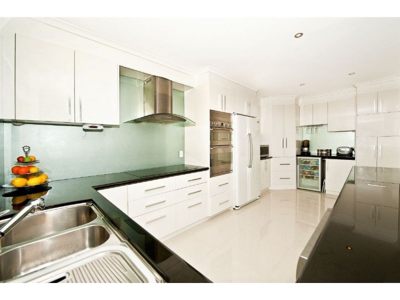 8 Merrimac Boulevard, Broadbeach Waters QLD 4218