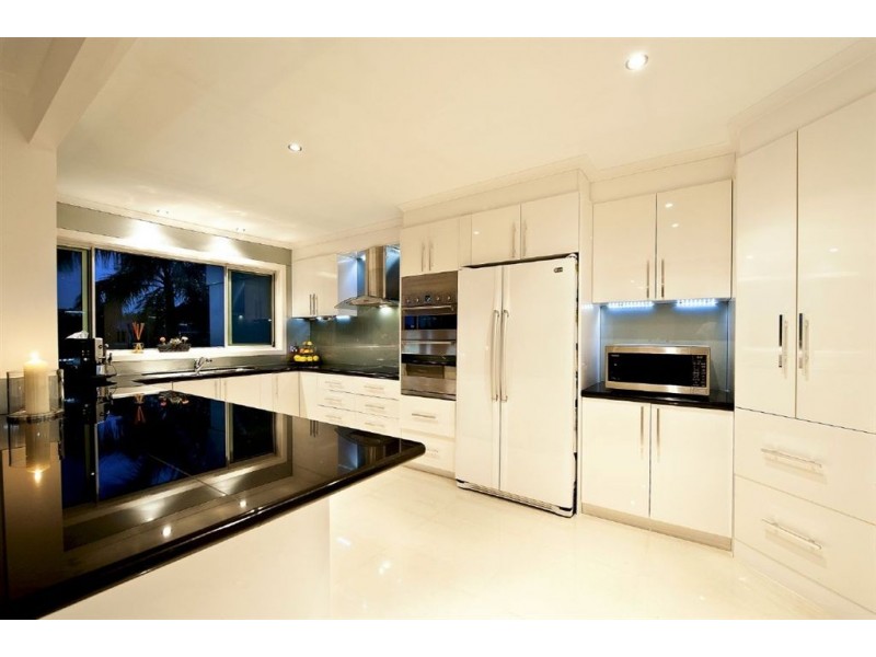 8 Merrimac Boulevard, Broadbeach Waters QLD 4218