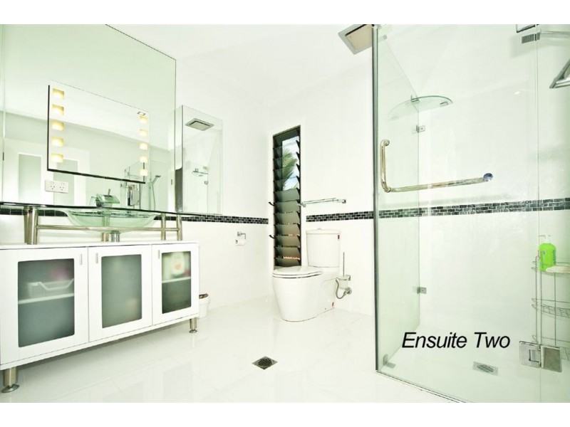 8 Merrimac Boulevard, Broadbeach Waters QLD 4218