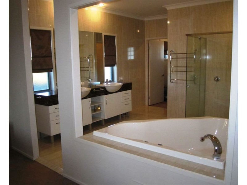 9 Pensacola Avenue, Broadbeach Waters QLD 4218