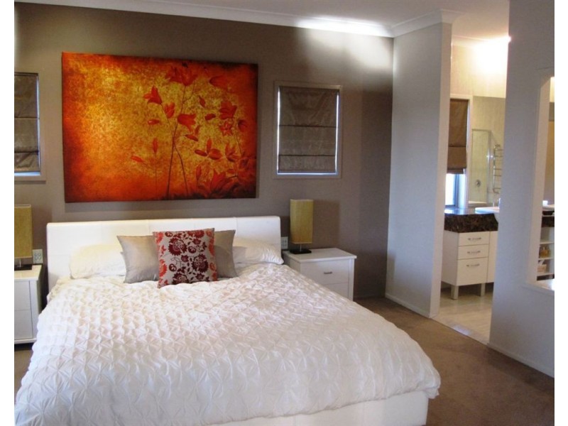 9 Pensacola Avenue, Broadbeach Waters QLD 4218