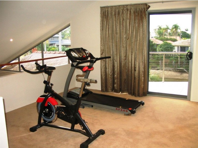 9 Pensacola Avenue, Broadbeach Waters QLD 4218