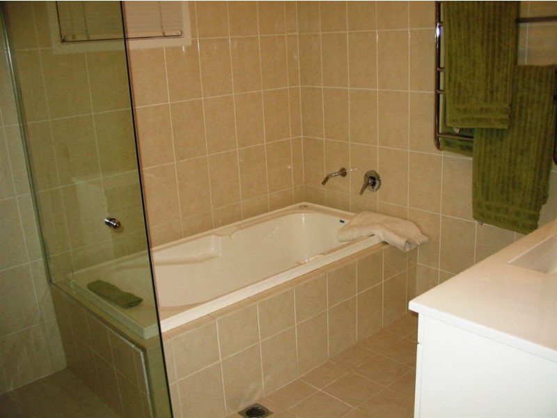 9 Pensacola Avenue, Broadbeach Waters QLD 4218