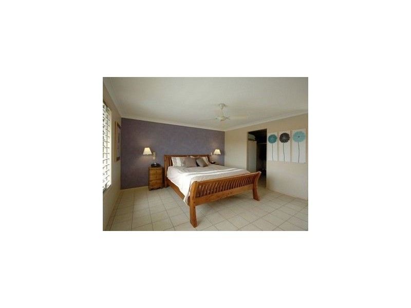 1 Coobowie Street, Broadbeach Waters QLD 4218